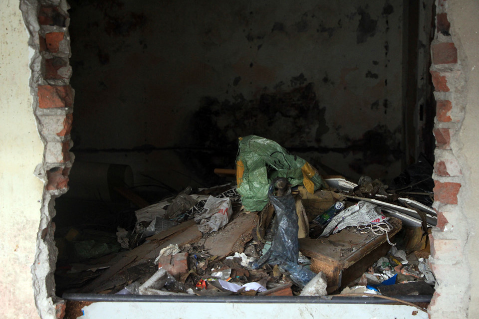 Chung cư mặt phố Hà Nội biến thành bãi tập kết rác thải hôi thối